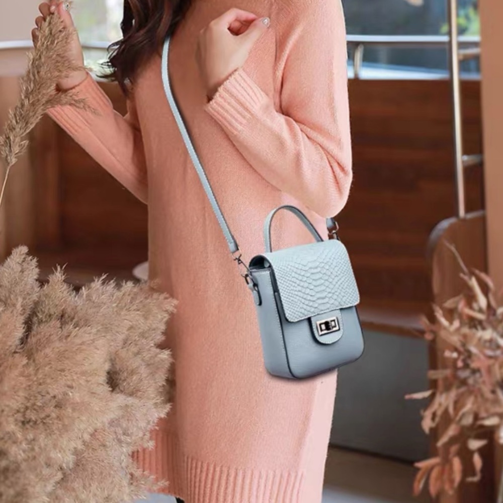 Mini crossbody/ cell phone bag - Picture 2 of 10